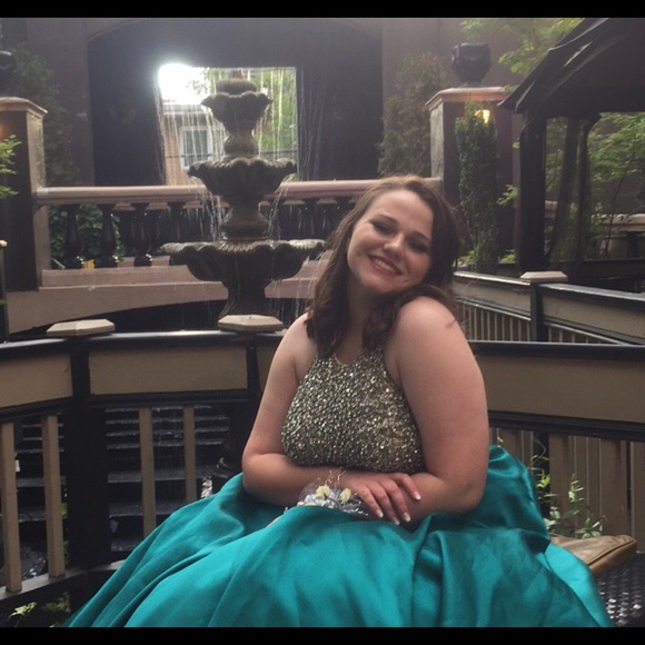 Jovani $750 Emerald jeweled halter prom dress - Picture 5 of 6